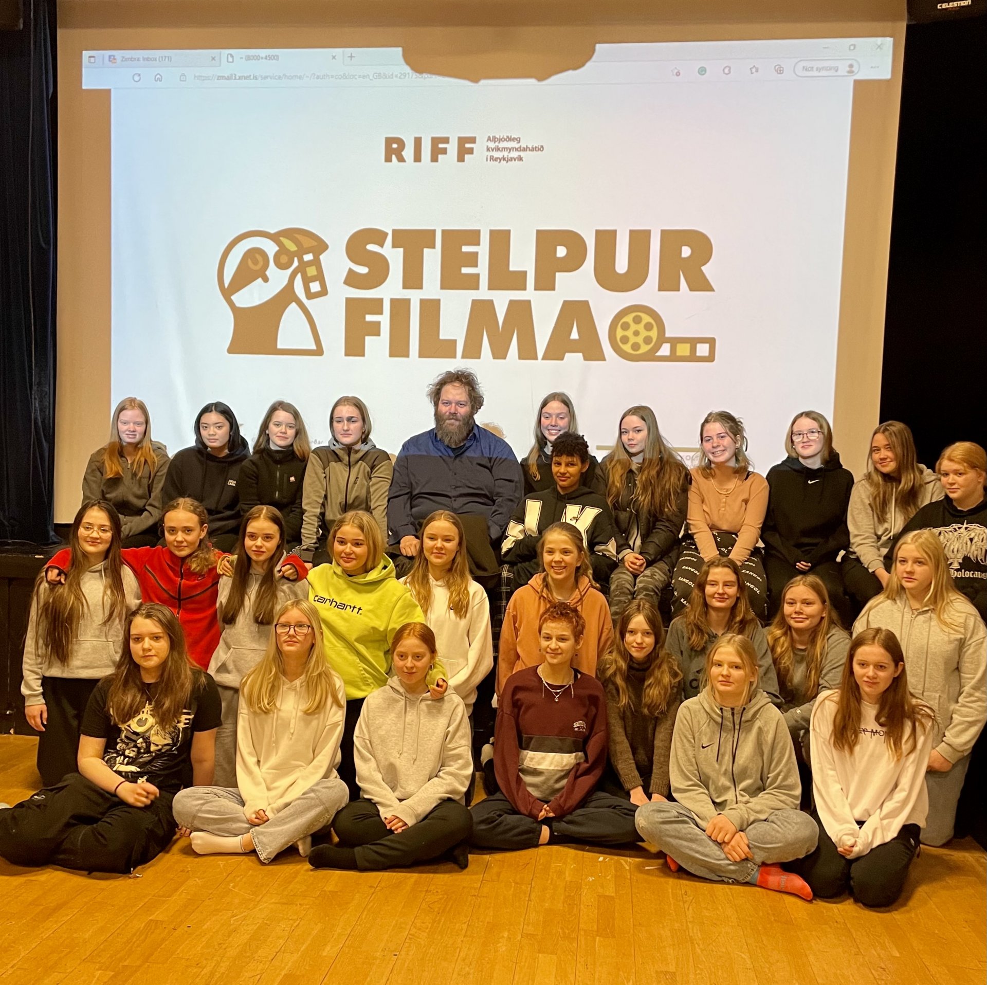 Featured image for “Stelpur filma í Borgarbyggð”