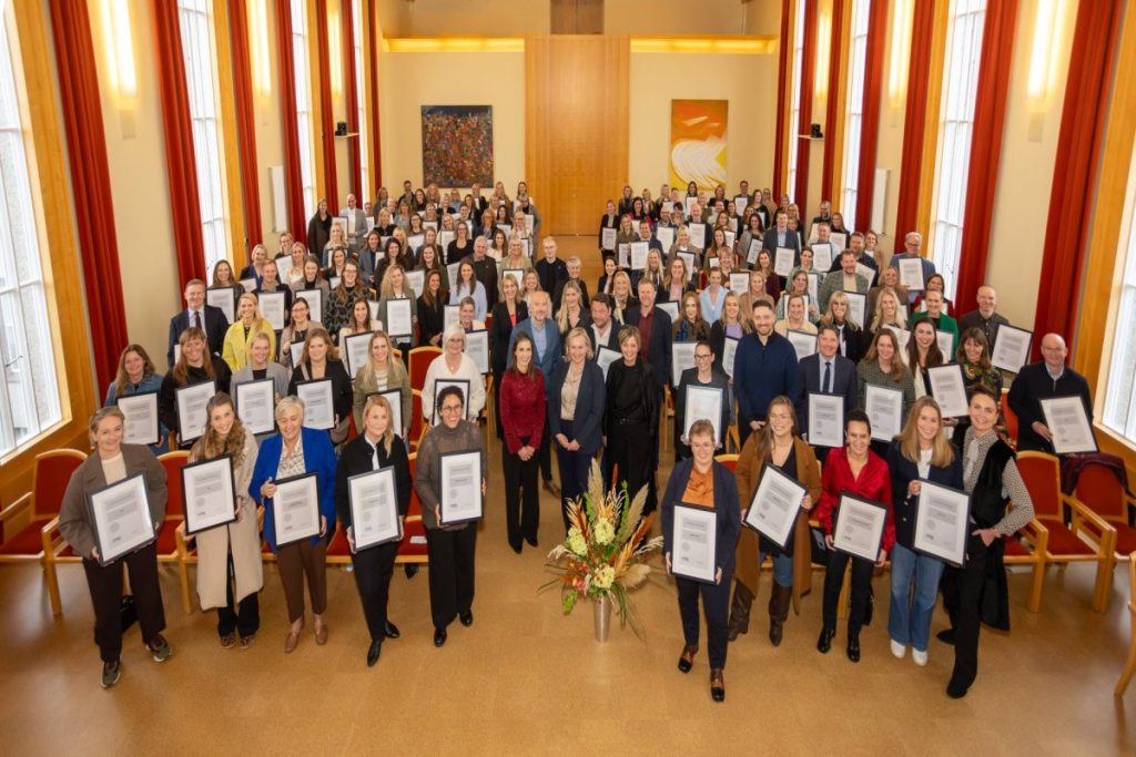 Hér má sjá fulltrúa þeirra sveitarfélaga, fyrirtækja og stofnana sem hlutu viðurkenninguna í gær. Íris Gunnarsdóttir mannauðsstjóri Borgarbyggðar tók við viðurkenningunni fyrir hönd sveitarfélagsins. Mynd: Silla Páls.