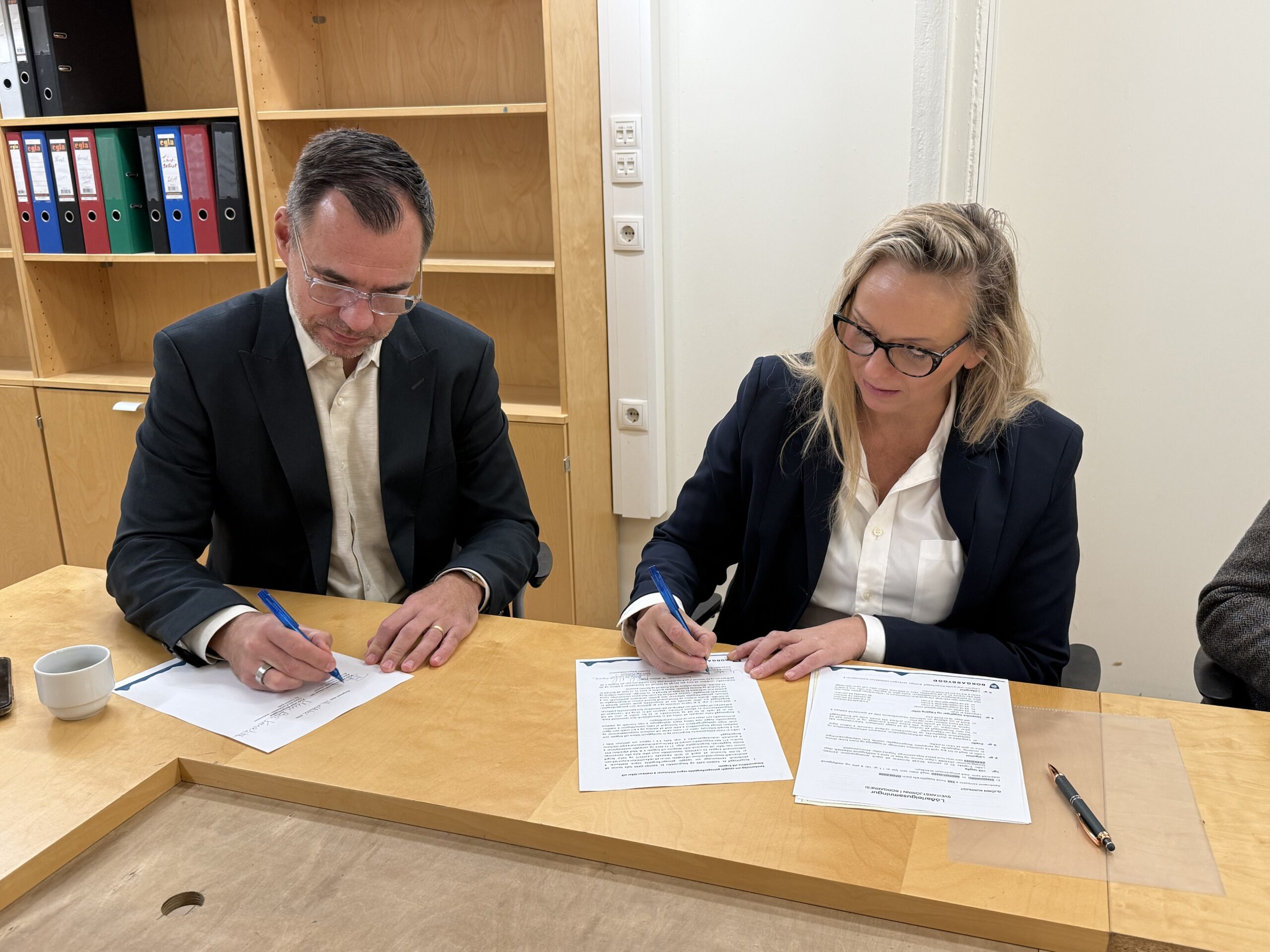 Featured image for “Samkomulag um stækkun athafnasvæðis Steypustöðvarinnar við Engjaás í Borgarnesi undirritað. ”
